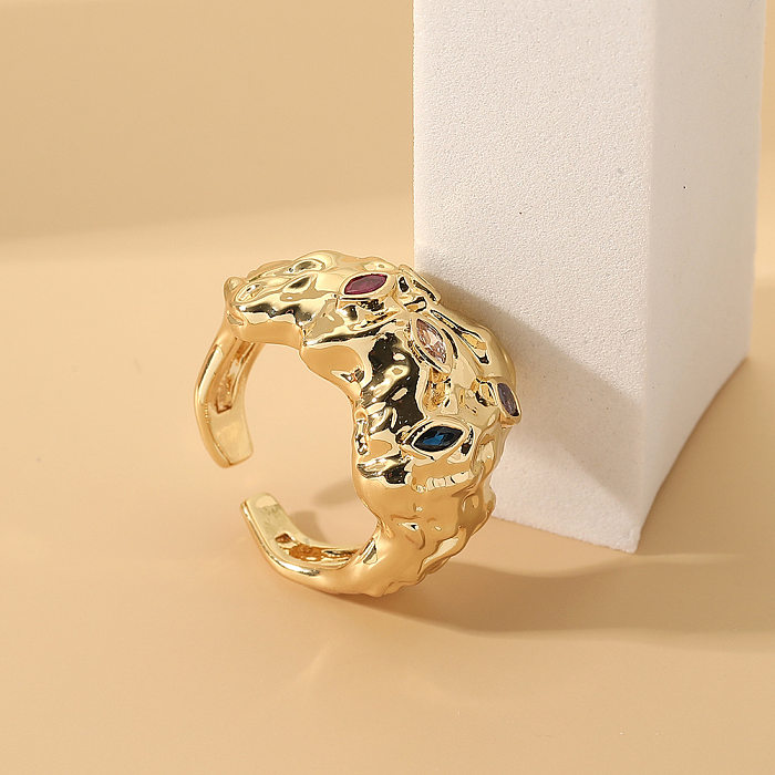 Glamouröser offener Ring mit unregelmäßiger Verkupferung und Inlay aus Zirkon