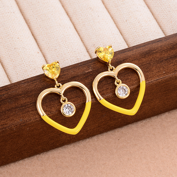 1 par de pendientes chapados en oro de 14 quilates con incrustaciones de esmalte en forma de corazón de estilo simple
