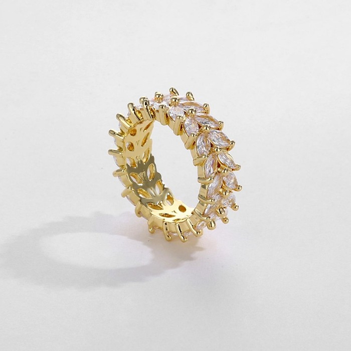 Vergoldete Ringe im schlichten Stil mit quadratischer Verkupferung und Inlay aus Zirkon