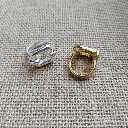 Le placage de cuivre carré de style classique évide les anneaux plaqués argent