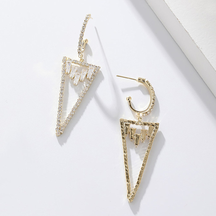 1 Paar Retro-Ohrringe im schlichten Pendel-Dreieck-Stil mit aushöhlendem Inlay aus Kupfer und Zirkon