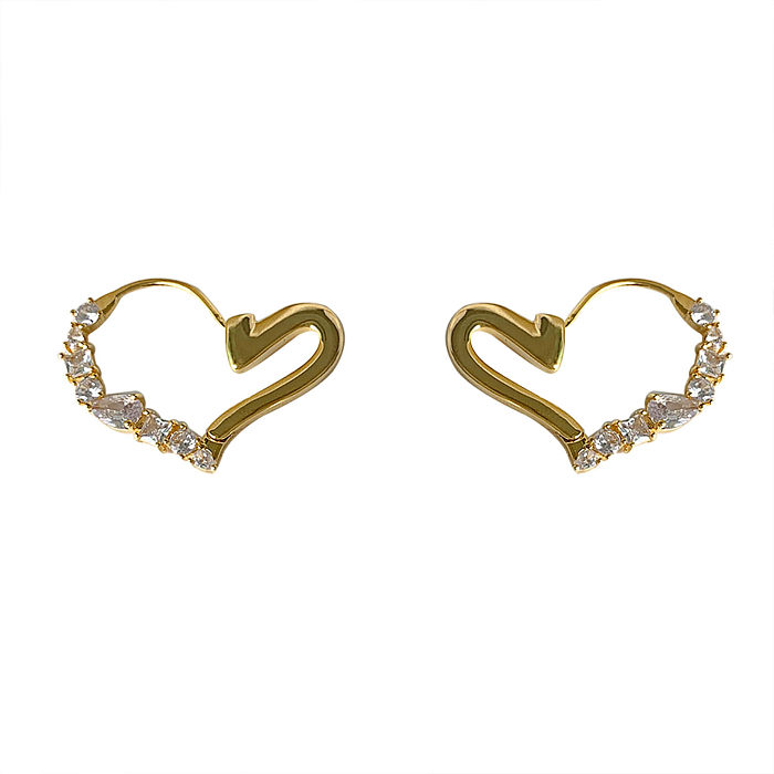 1 paire de boucles d'oreilles plaquées or 18 carats avec incrustation de cuivre et de zircon en forme de cœur
