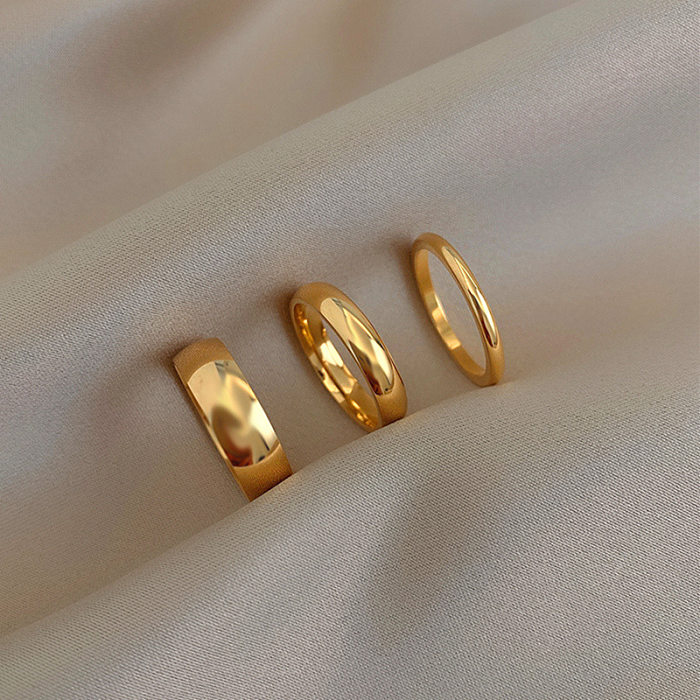 Anillos redondos chapados en oro de acero titanio de estilo simple