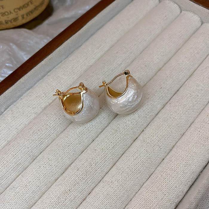 1 par de pendientes de perlas de diamantes de imitación de cobre con incrustaciones en forma de corazón de estilo simple