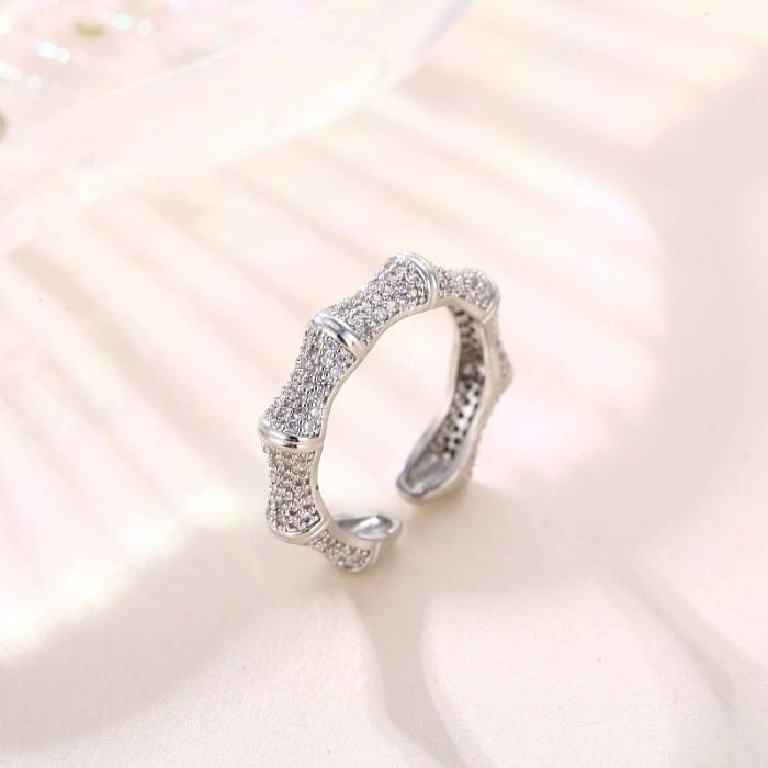 Elegante, schlichte offene Ringe mit geometrischer Verkupferung und Inlay aus Zirkon
