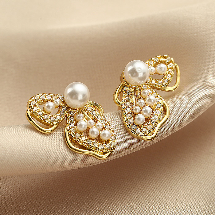 1 par de pendientes chapados en oro de 18 quilates con incrustaciones de mariposas de estilo Simple, perlas artificiales de cobre y circonita