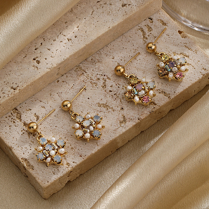 1 par de pendientes colgantes chapados en oro de 18K con incrustaciones de flores brillantes estilo IG, perlas artificiales de cobre, ópalo y circonita
