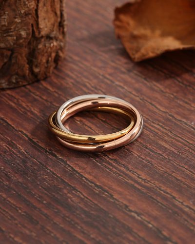 O estilo simples básico comuta anéis redondos banhados a ouro do zircão 18K do chapeamento de cobre