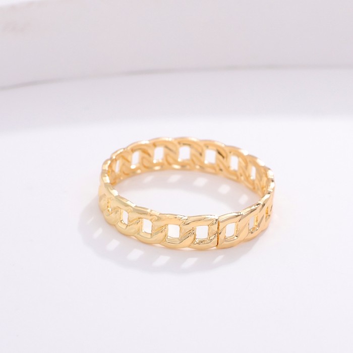 Le placage en cuivre irrégulier de style simple creuse les anneaux ouverts plaqués or
