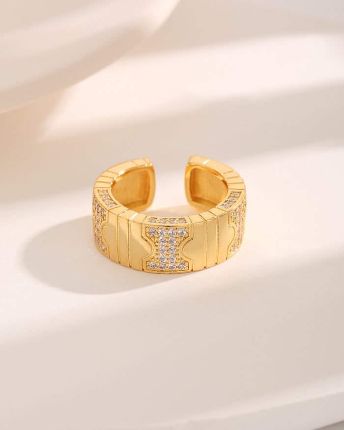 O estilo moderno luxuoso básico alinha anéis abertos banhados a ouro do zircão 18K do embutimento do chapeamento de cobre