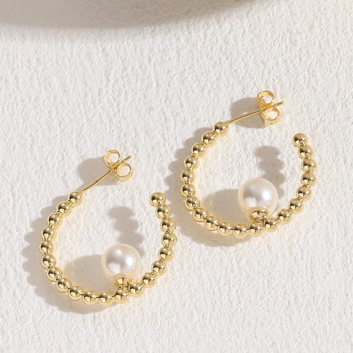 1 paire de boucles d'oreilles élégantes rétro en forme de C, incrustation d'imitation de perle en cuivre et Zircon plaqué or 14 carats