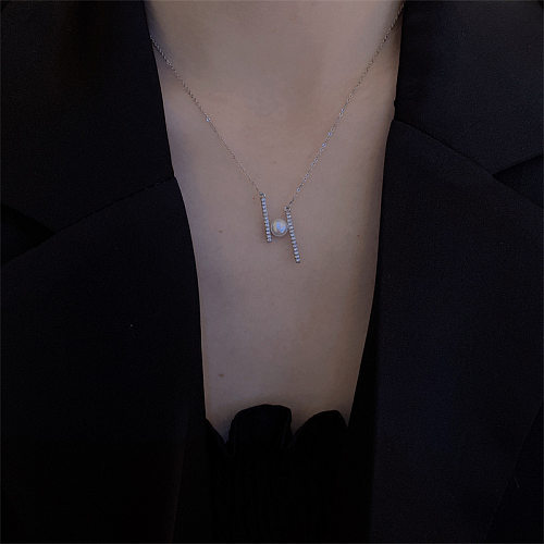 Einfache Halskette mit geometrischem Kupfer-Inlay, künstlichen Perlen und Strasssteinen