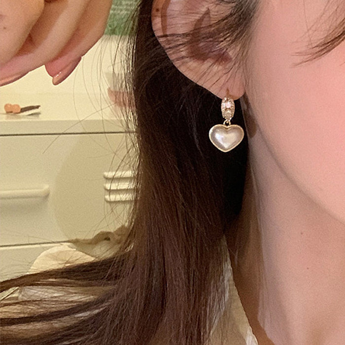 1 paire de boucles d'oreilles pendantes en forme de cœur, Style Simple, incrustation de strass en cuivre, perles