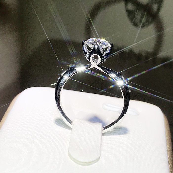 Offener Ring mit glänzenden geometrischen Kupfereinlagen und künstlichen Strasssteinen