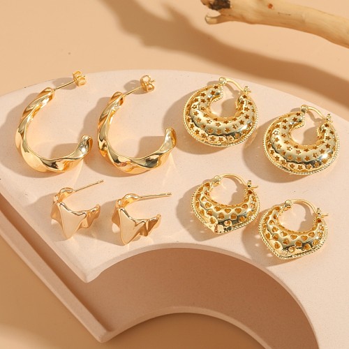 1 Paar schlichter, klassischer Stil, C-förmige, herzförmige, verdrehte Kupfer-Ohrringe mit 14-Karat-Vergoldung