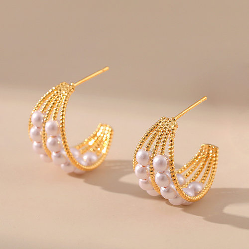 1 paire de clous d'oreilles élégants en forme de C, incrustation de cuivre, perles artificielles, plaqué or 18 carats