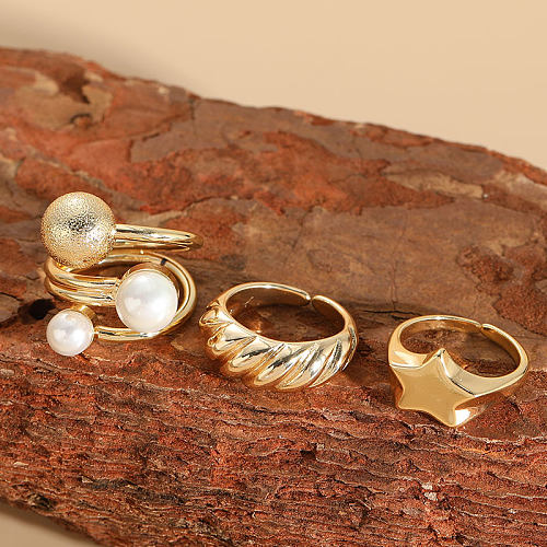 Eleganter, luxuriöser, klassischer offener Ring im geometrischen Stern-Kupfer-Inlay mit künstlichen Perlen und 14-Karat-Vergoldung
