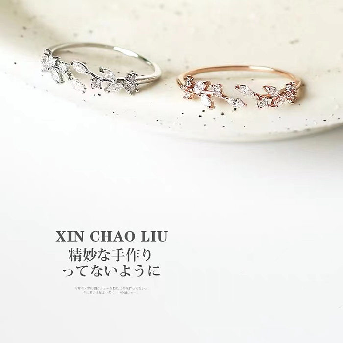Eleganter offener Ring mit Zirkon-Inlay aus Kupfer mit Blättermotiv