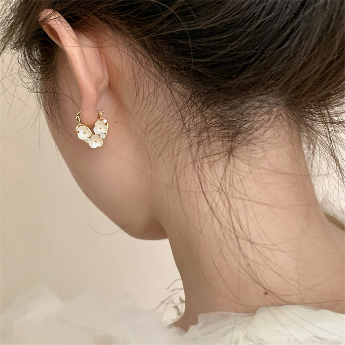 1 Paar süße herzförmige Blumenüberzug-Inlay-Shell-Kupfer-künstliche Diamant-Ohrringe