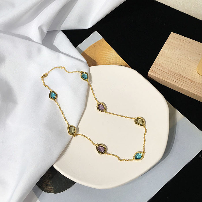 Elegante Damen-Halskette mit geometrischem Kupferüberzug und Inlay aus künstlichem Kristall