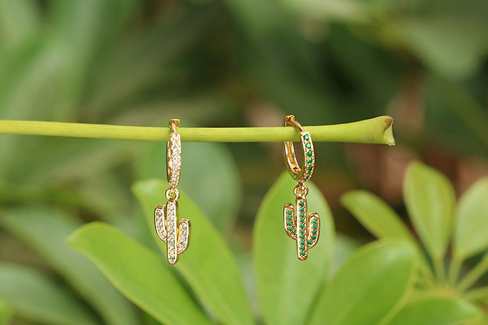 Einfache lange Ohrringe mit eingelegtem grünem Zirkon-Kaktus