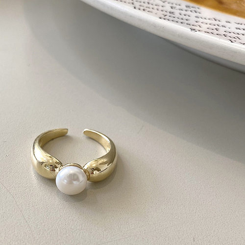 Offene Ringe im modernen Stil mit geometrischem Kupfer-Inlay und Perlen