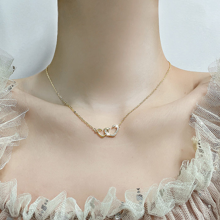 Elegante collar de circonitas con incrustaciones de cobre en forma de corazón
