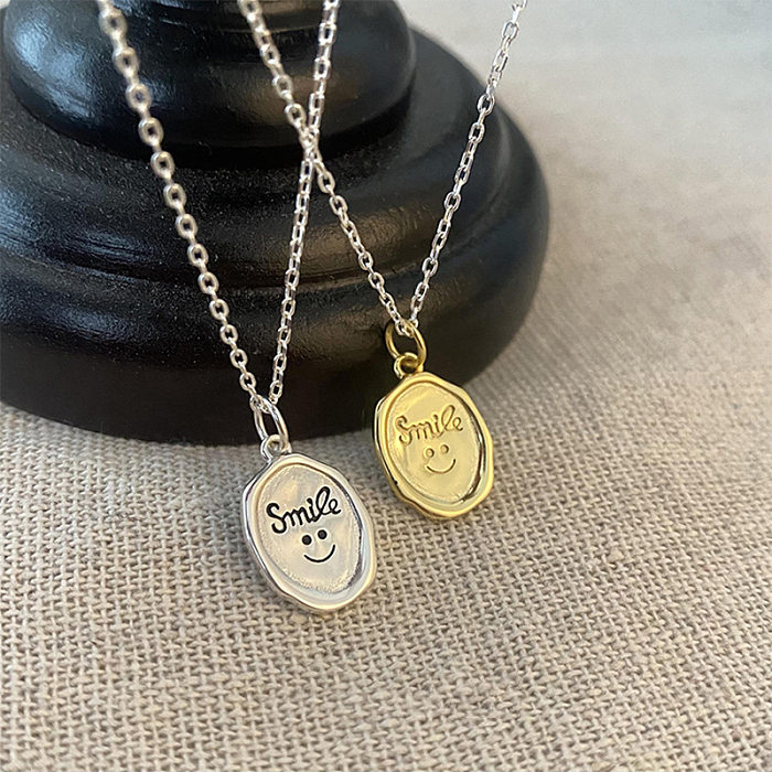 1 pièce collier en cuivre avec lettre à la mode et visage souriant