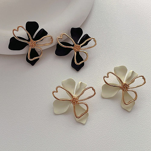 1 par de brincos de orelha revestidos de cobre com flores de estilo simples