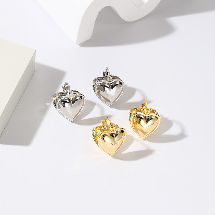 زوج واحد من أقراط أذن نحاسية مطلية بالذهب على شكل قلب بتصميم بسيط