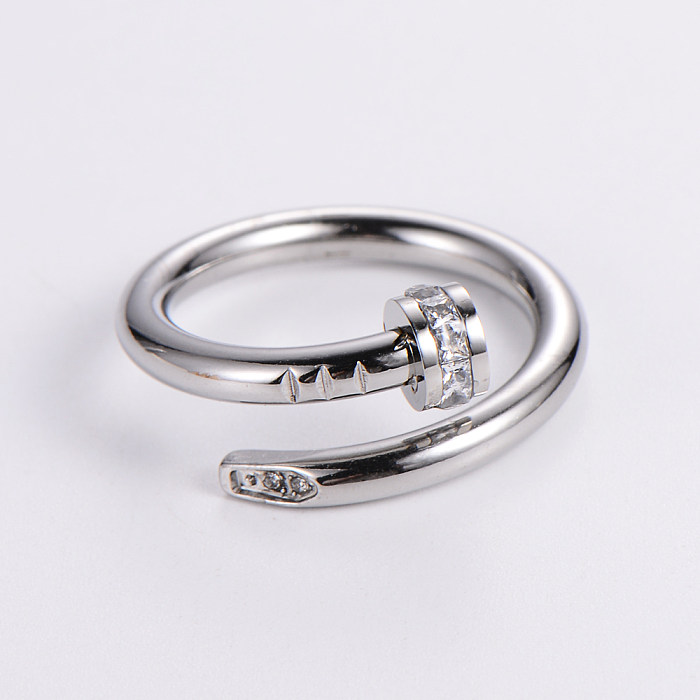 Einfacher offener Ring mit geometrischem Edelstahlüberzug und Strasssteinen