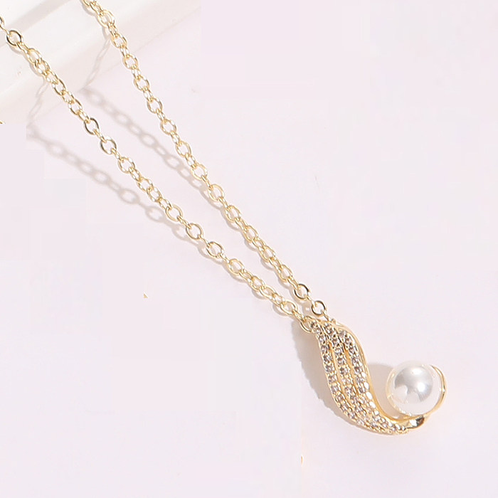 Style classique Lune Fleur Papillon Cuivre Plaqué Or Perles Artificielles Zircon Pendentif Collier 1 Pièce