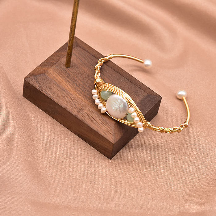 Armreif mit Retro-Blumen-Kupferbeschichtung, Intarsien-Perle, 18 Karat vergoldet