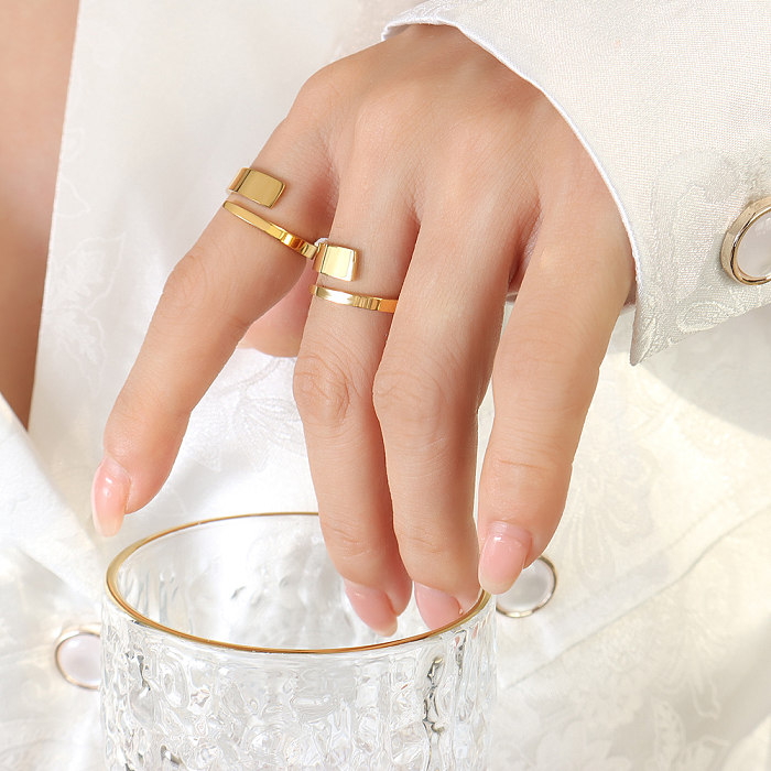 Anéis chapeados ouro Titanium irregulares do chapeamento 18K do aço do estilo simples