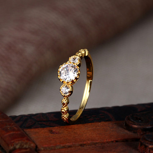 As pedras preciosas artificiais do embutimento redondo do chapeamento de cobre do estilo simples abrem anéis