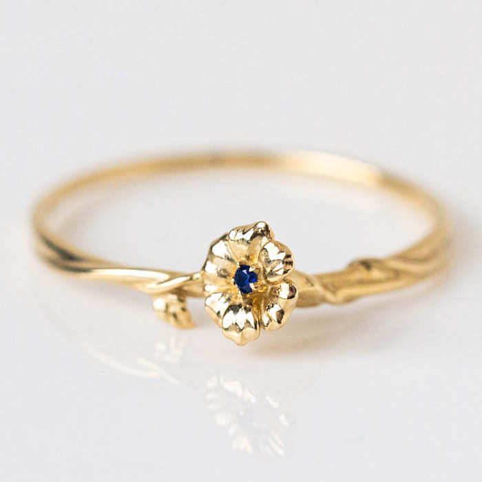 Elegante, glamouröse, vergoldete Ringe im klassischen Stil mit Blumenverkupferung und Inlay mit Geburtsstein