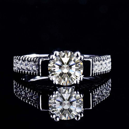 Heller offener Ring mit superblinkenden Herzen und Pfeilen aus Zirkon mit 1 Karat Moissan-Diamant