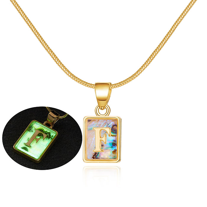 Europe et amérique transfrontalière nouveau 26 lettres noctilucent collier mode couleur carré serpent os chaîne coquille anglais pendentif collier pour les femmes