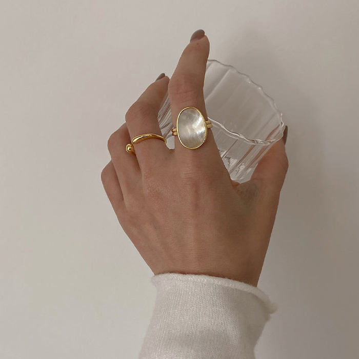 O novo anel oval de concha aberta feminino nicho design moda leve anel de cobre de luxo