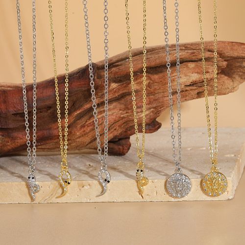 Elegante, luxuriöse, klassische Halskette mit rundem Schlangen-Kupfer-Inlay-Zirkon-Anhänger und 14-karätiger Vergoldung