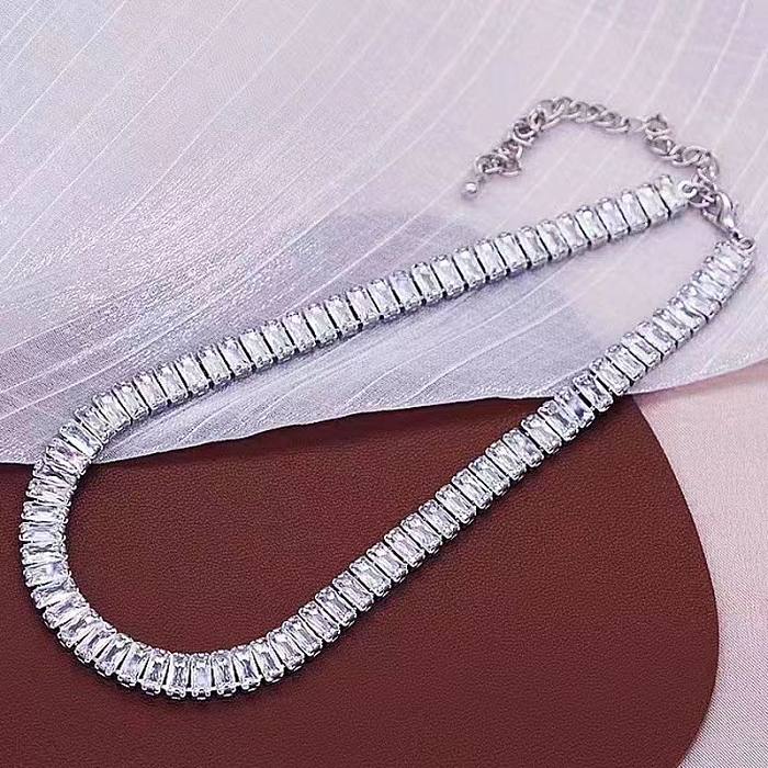 Elegante Damen-Halskette mit glänzender geometrischer Verkupferung und Inlay-Zirkon-Weißgold