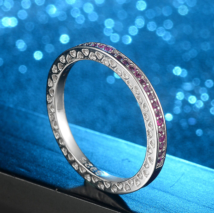 Schlichter Stil, runde Ringe aus weißem Kupfer mit künstlichen Edelsteinen