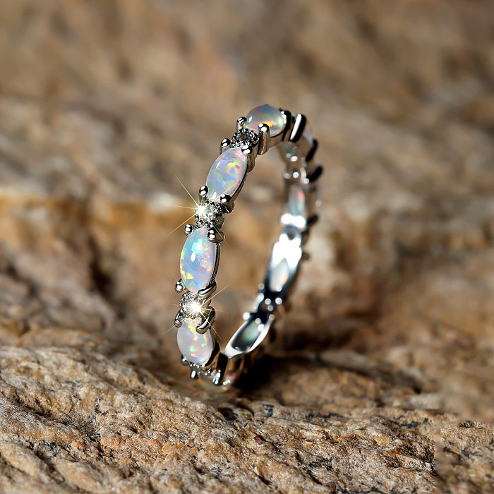 Anneaux de Zircon opale incrustés de cuivre de cercle de style classique