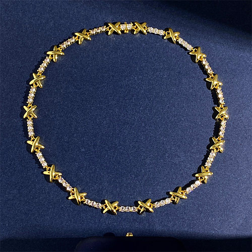 Einfache Halskette mit Buchstabenverkupferung und Inlay aus Zirkon