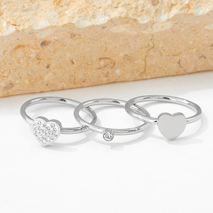 Conjunto de 3 peças de anéis de strass embutidos em formato de coração em aço inoxidável