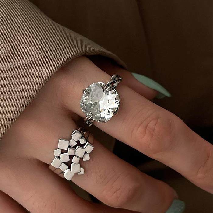 Offene Ringe im modernen Stil mit geometrischen Kupfer-Unregelmäßigkeiten und Inlay aus künstlichen Edelsteinen