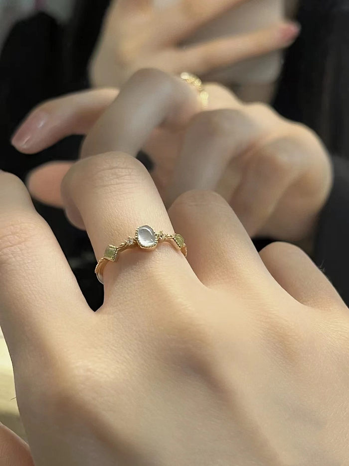 Grundlegende klassische Ringe im koreanischen Stil mit geometrischem Kupfer-Inlay und Zirkon