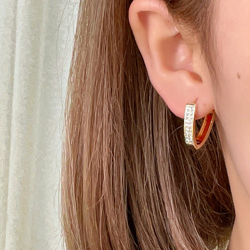 1 Paar Hip-Hop-Ohrringe mit glänzender V-Form und Inlay aus Kupfer und Zirkon vergoldet