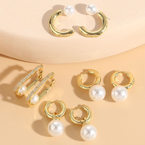 1 paire de boucles d'oreilles créoles plaquées or 14 carats élégantes et luxueuses de style classique en forme de C avec perles artificielles en cuivre et incrustation asymétrique en zircone.