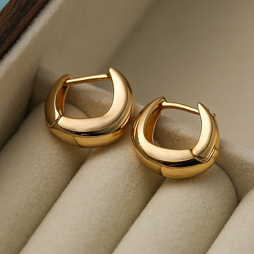 1 par de aretes de aro chapados en oro de 18 quilates con revestimiento asimétrico de cobre de color sólido de viaje de estilo simple